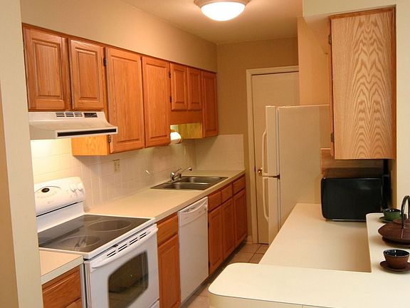 Beautifully Remodeled Kitchen w/Oak Cabinets & New Appliances