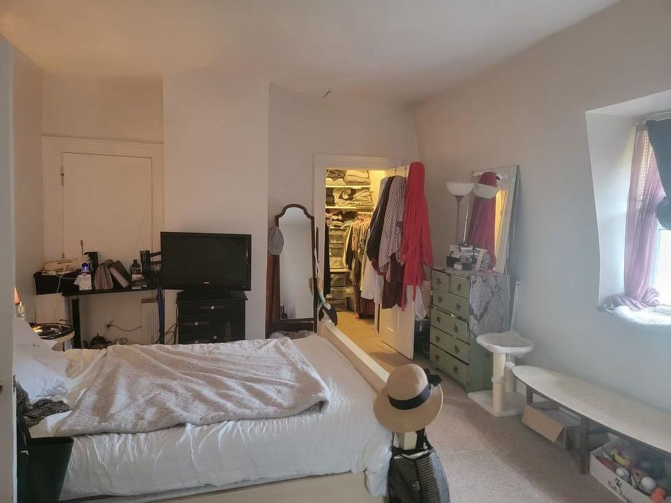 Large bedroom - 1/2
