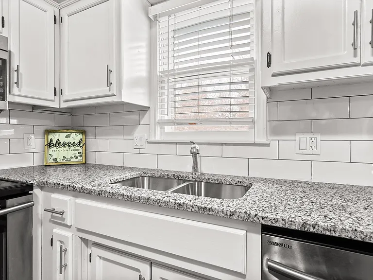 910 E Summit St — Photo 28
