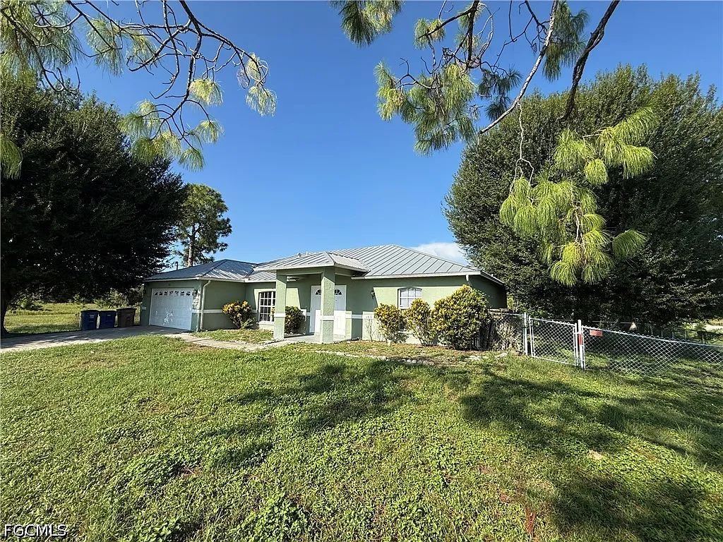 3 bed, 2.0 bath, 1739 sqft, $2,000 — Photo 2