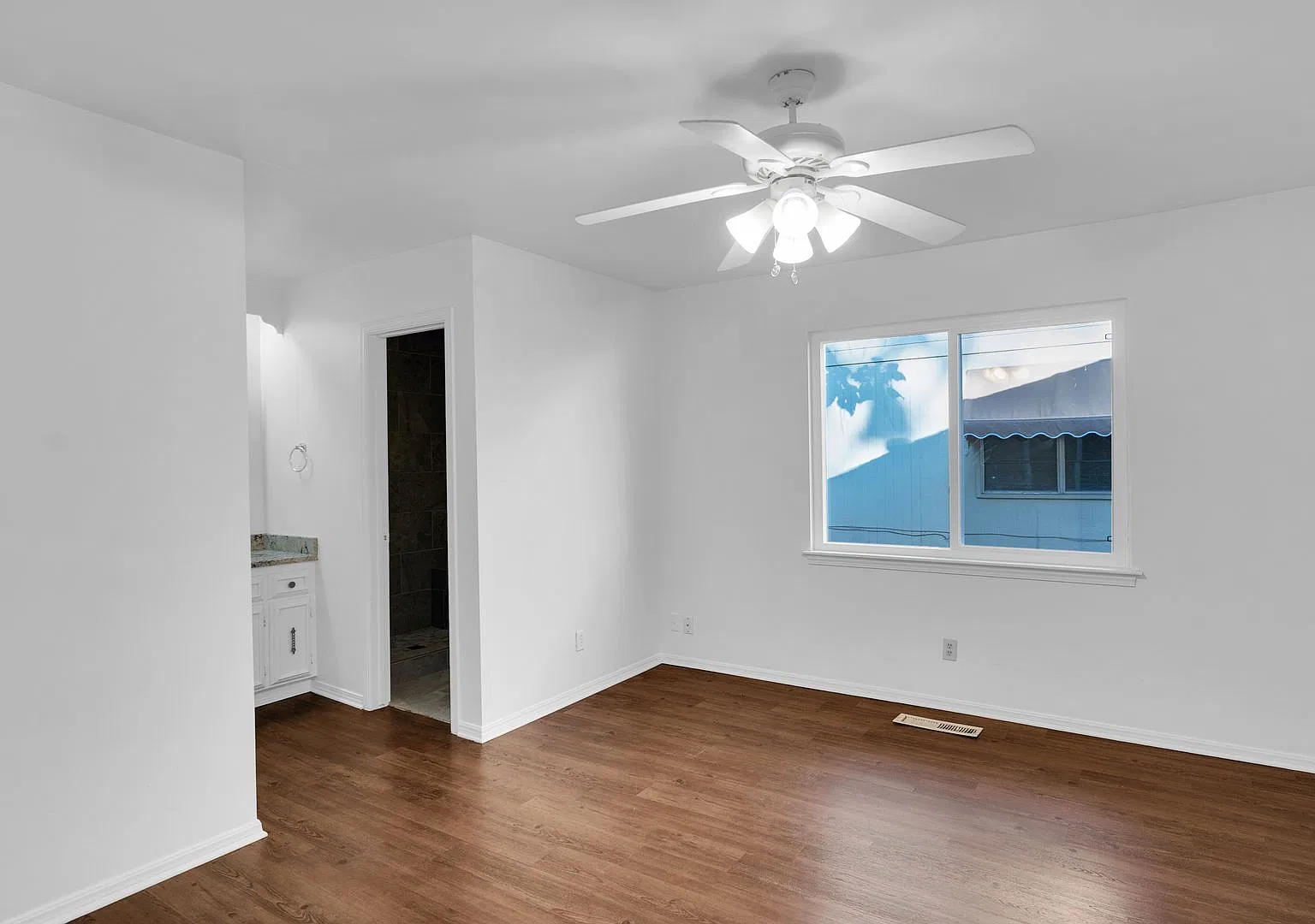 Spacious 3 Bed / 2 Bath Duplex Unit Looking For The Right Residents. Well Maintained. No Pets All... — Photo 4