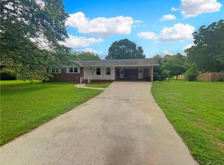130 Lake Dr, Fayetteville, GA 30215