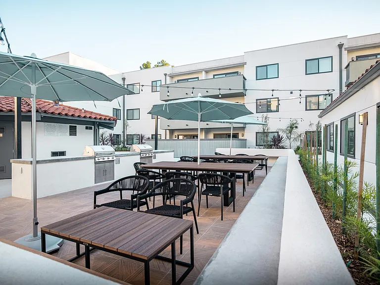 San Pasqual Apartments — Photo 36