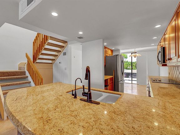 5th image of 1100 SE 5 Court #97