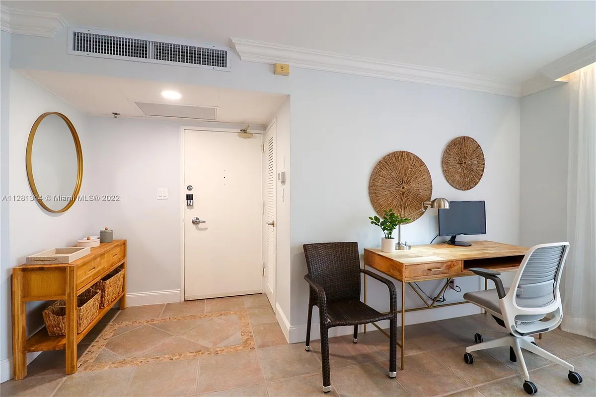 Building Photo - 5161 Collins Ave #404