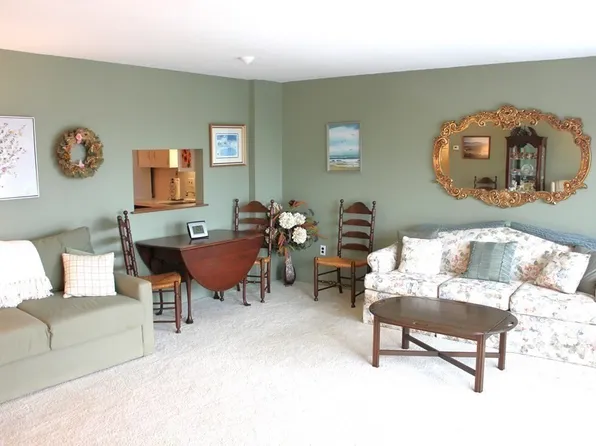 3 Summit Dr APT 27, Reading, MA 01867