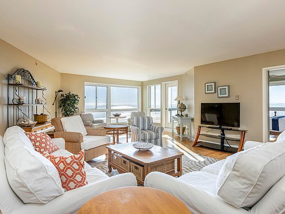 3rd image of 215 E Grand Avenue #512