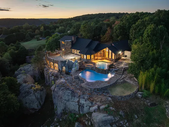 8608 Brow Lake Rd, Soddy Daisy, TN 37379