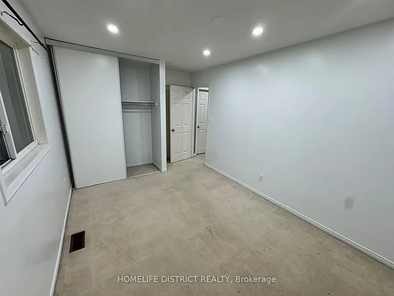 1100 Ashgrove Cres — Photo 16