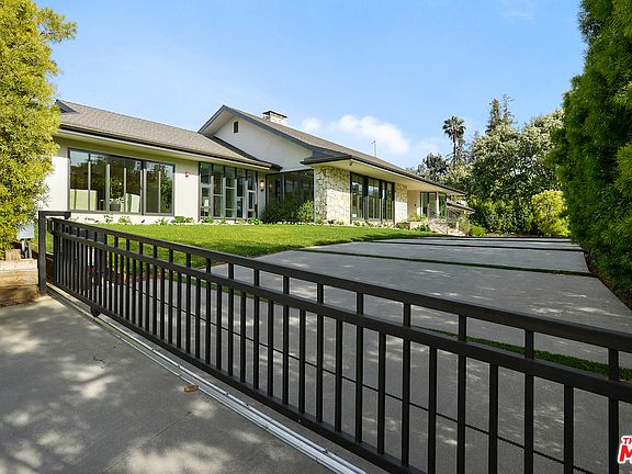 4th image of 810 N Whittier Dr