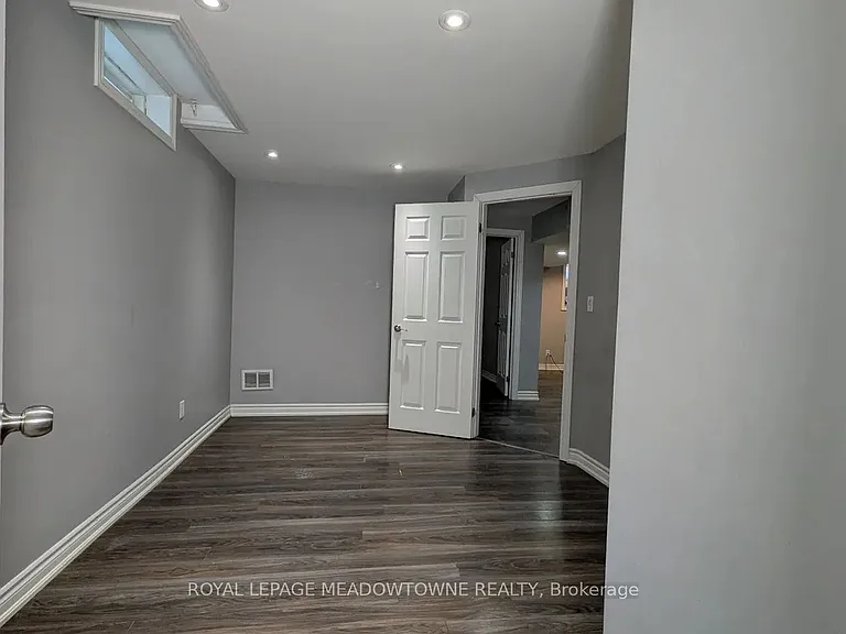 259 Queen Mary Dr — Photo 10