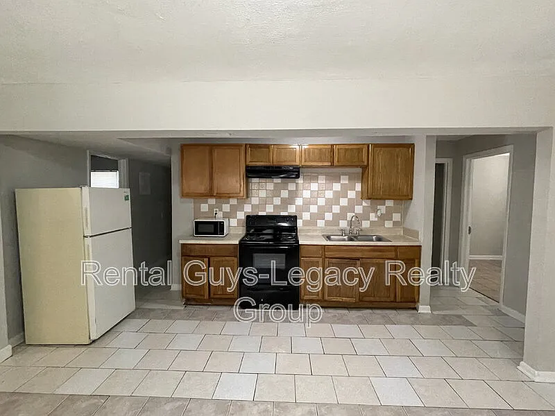 Building Photo - 1738 Wright Ave #2
