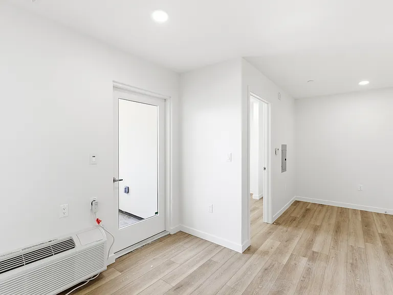 7655 1/2 S San Pedro St #102 — Photo 4