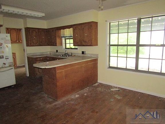 4th image of 311 Hidden Acres St