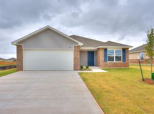 933 S Buffalo Ln, Mustang, OK 73064