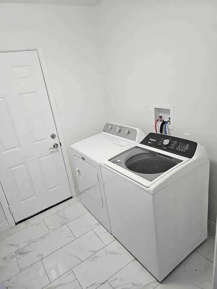 6 bed, 2250 sqft, $1,100 — Photo 4