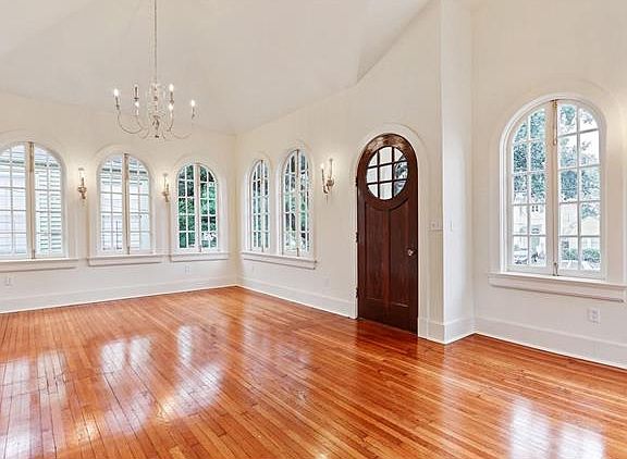 3rd image of 4418 Fontainebleau Dr