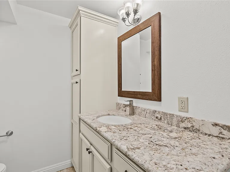 19156 Avenue Of The Oaks #B — Photo 13