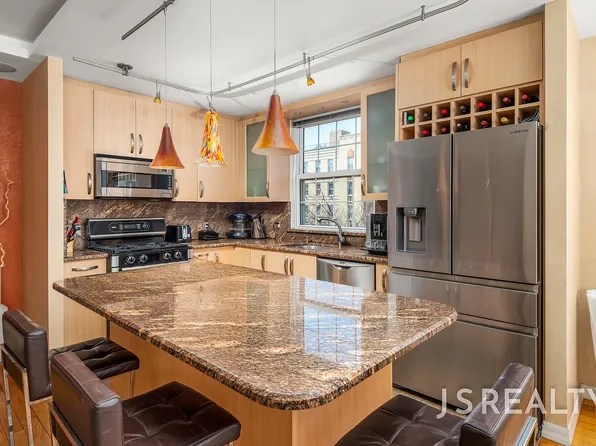 150 Oceana Dr W APT 4B, Brooklyn, NY 11235