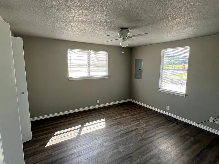 1106 Foster Ln — Photo 9