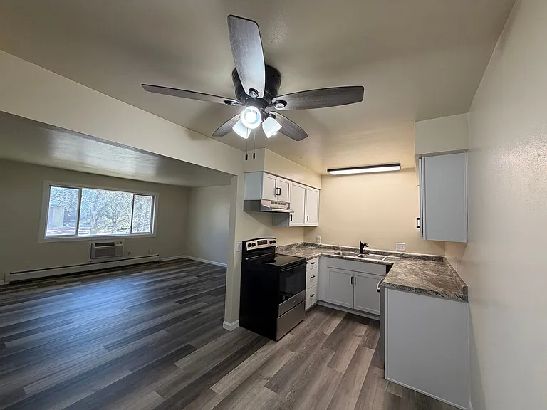 2740 Maple Dr — Photo 6