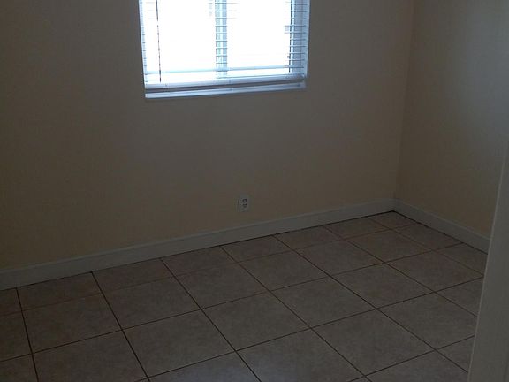 5th image of 813 Lighthouse Dr APT B