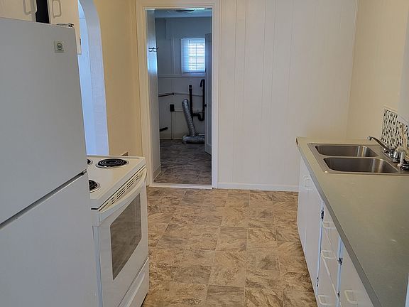 3rd image of 1523 E Linden St