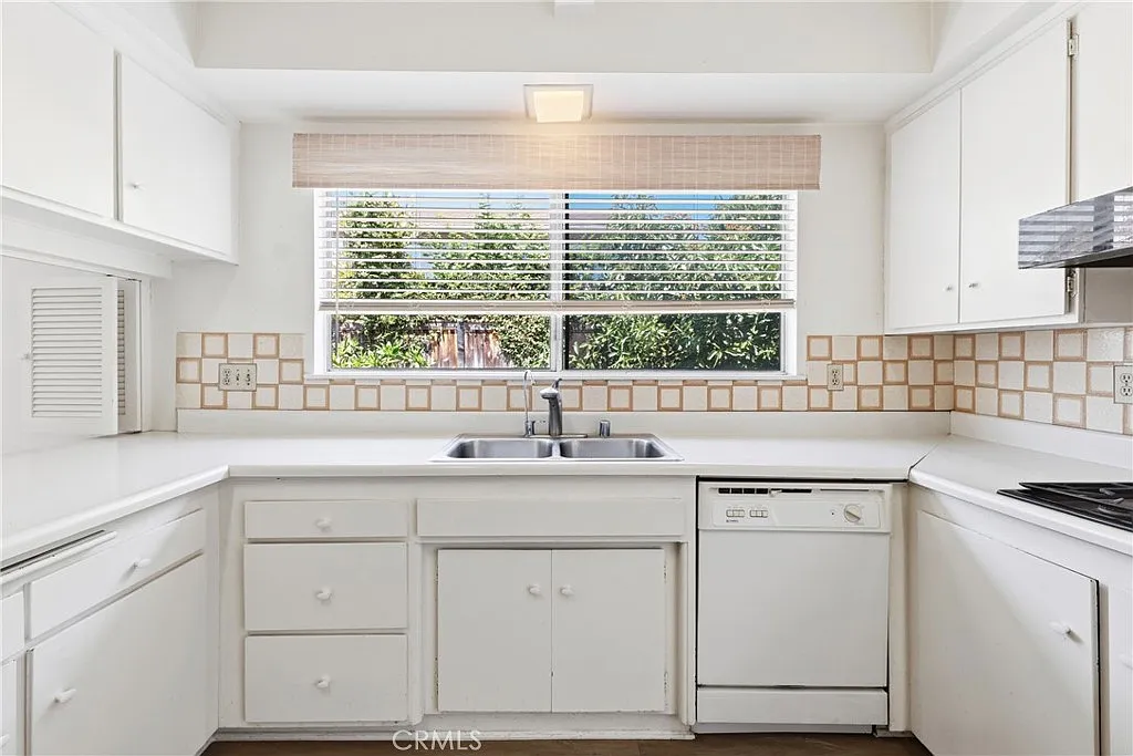 2 bed, 1592 sqft, $4,200 — Photo 4