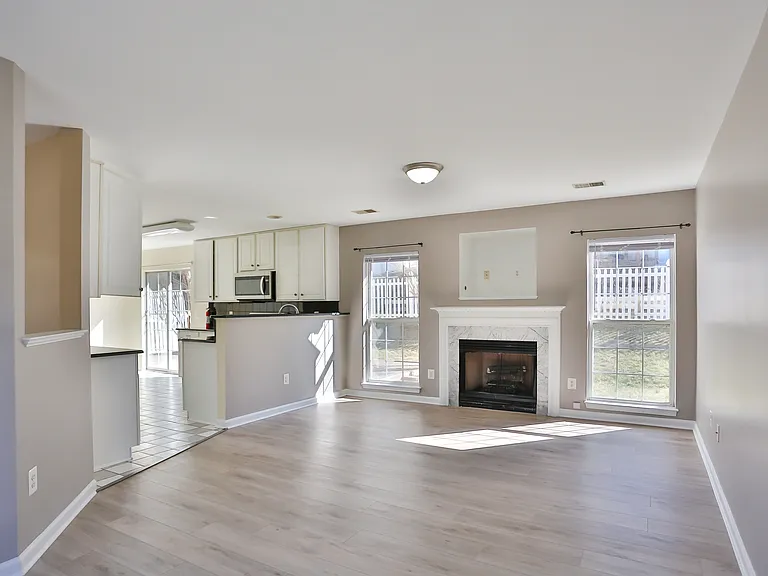 17259 Larkin Dr — Photo 2