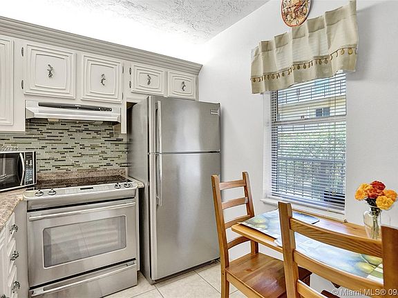 2nd image of 2831 Somerset Dr APT 207