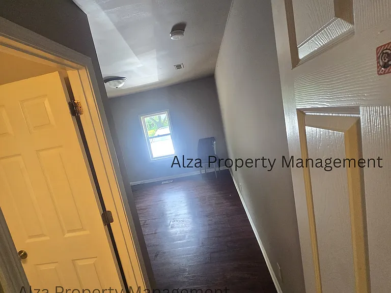 828 Poplar Ln — Photo 8