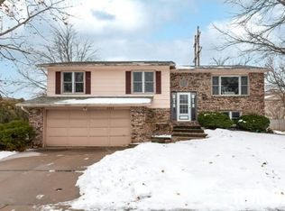 3245 Winston Dr, Bettendorf, IA 52722