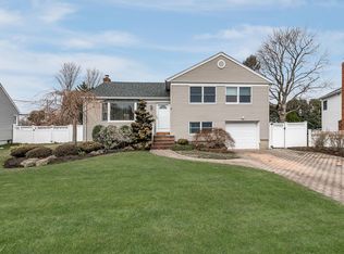 90 Kathleen Dr, Syosset, NY 11791