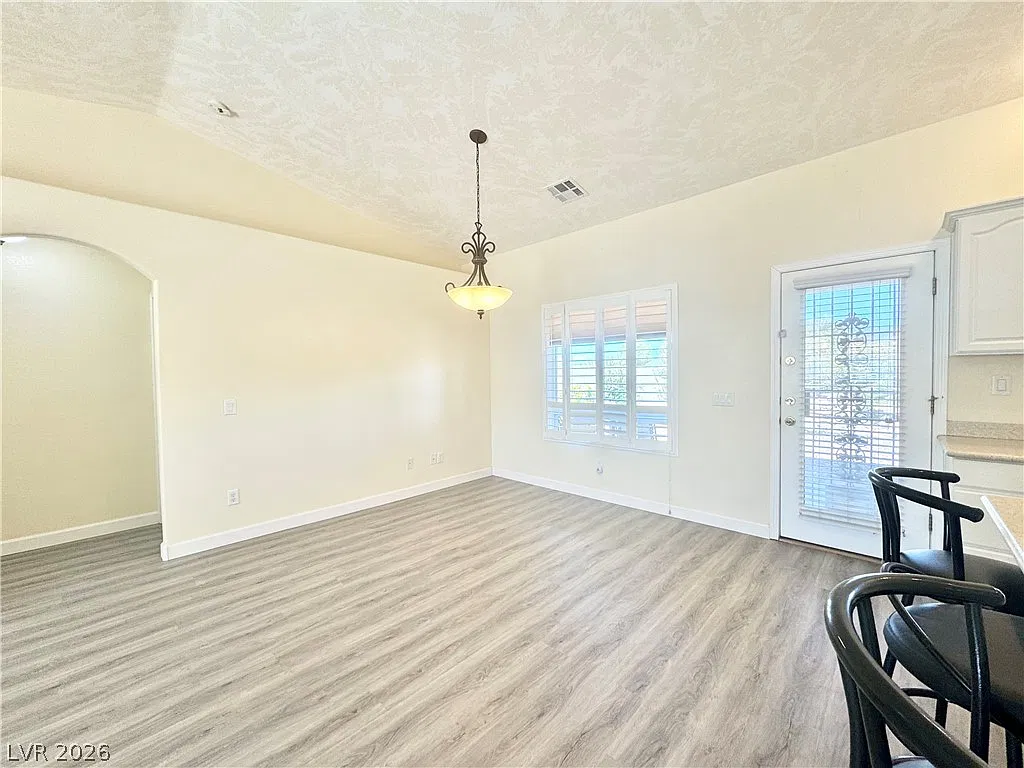 3 bed, 2.0 bath, 1744 sqft, $2,000 — Photo 4
