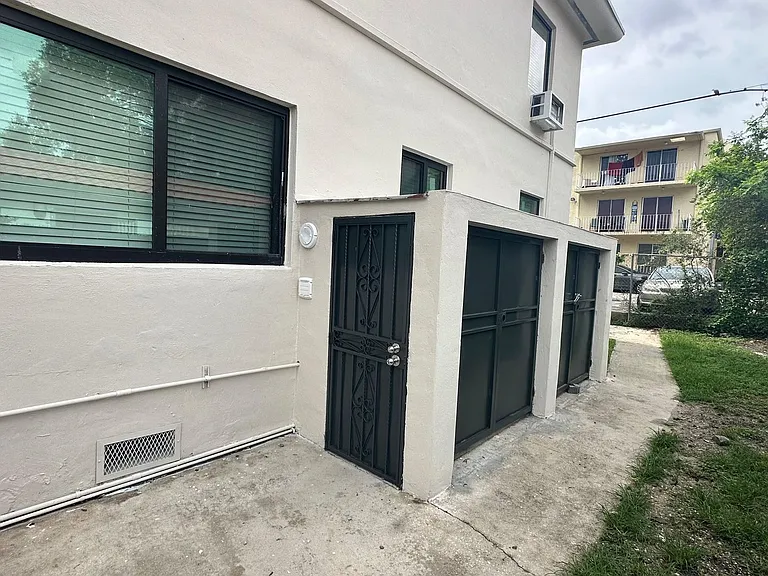 600 SW 9th Ave — Photo 7