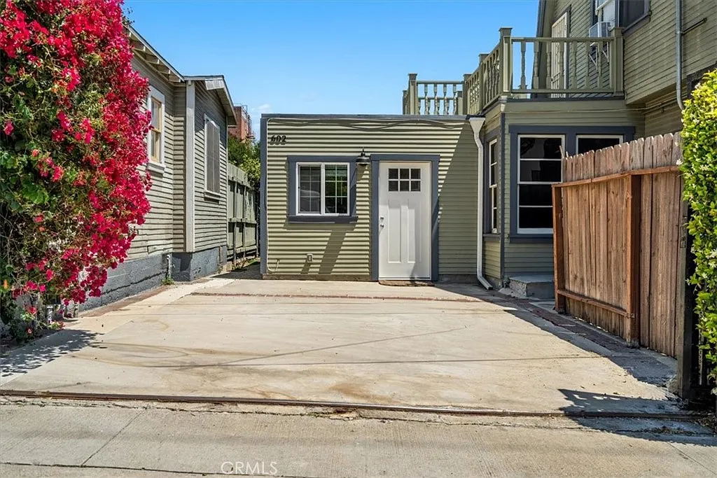 602 Douglas St — Photo 2