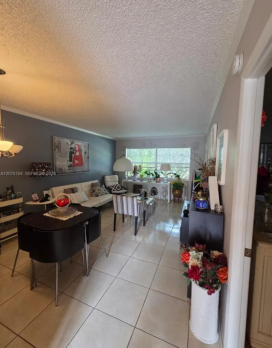 Quinsana Gardens Condo — Photo 3