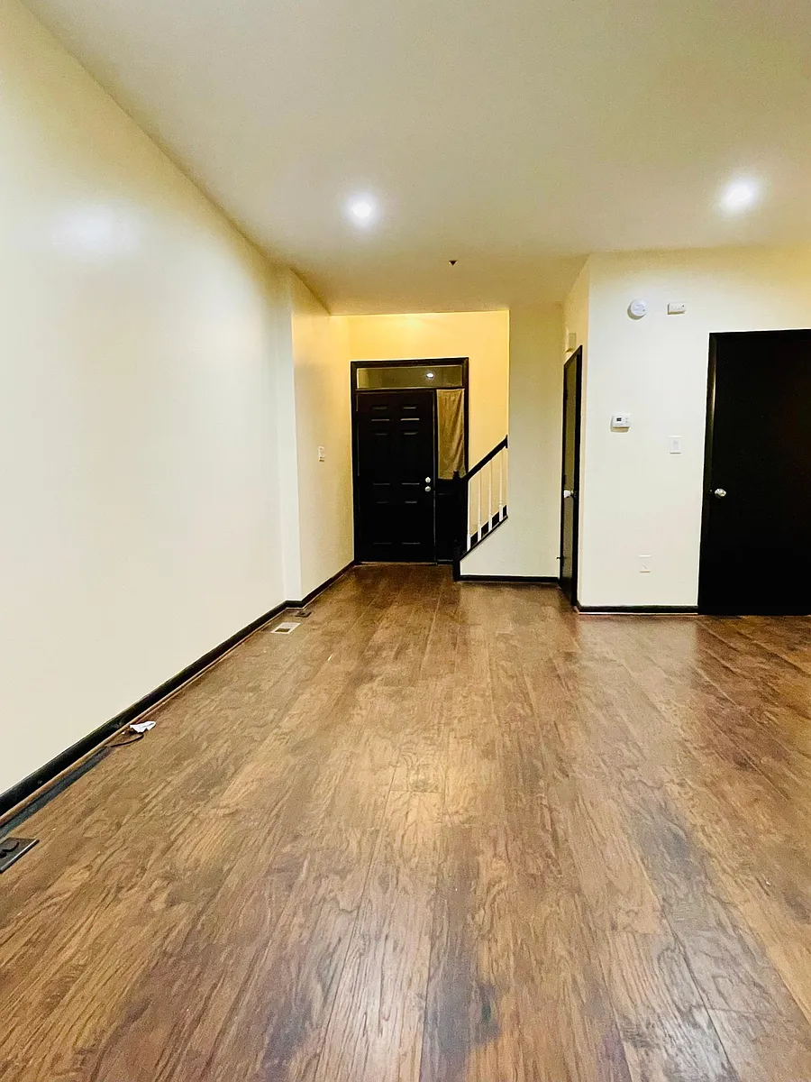 Building Photo - 10330 Royal Woods Ct
