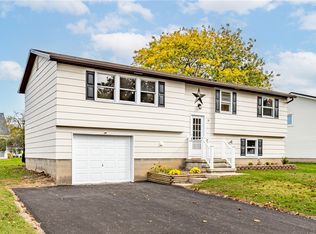 38 Cloverwood Dr, Brockport, NY 14420