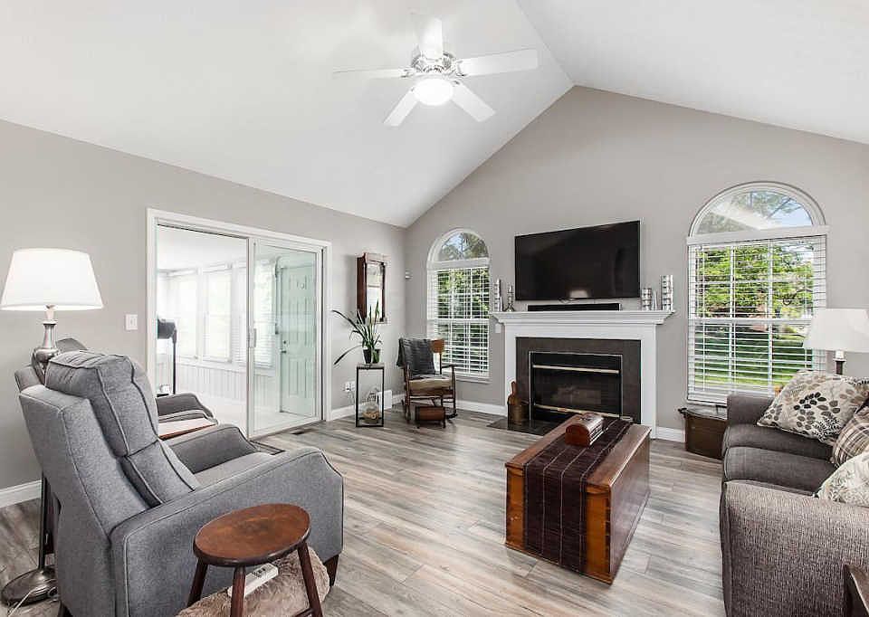 1st image of 6027 Glenvillage Dr