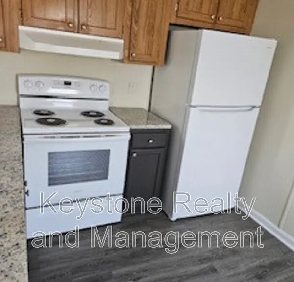 815 Monroe Ln — Photo 3