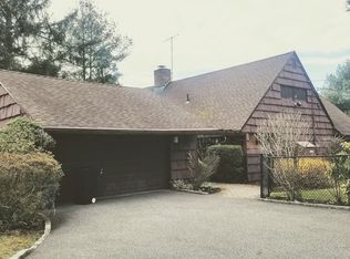 366 Interstate Highway U Willets Rd, Roslyn Heights, NY 11577