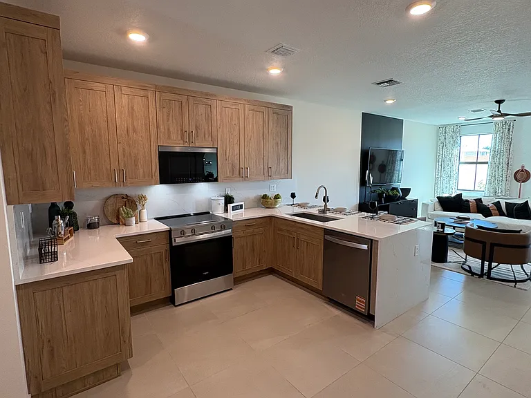 7250 Griffin Rd #1 — Photo 8