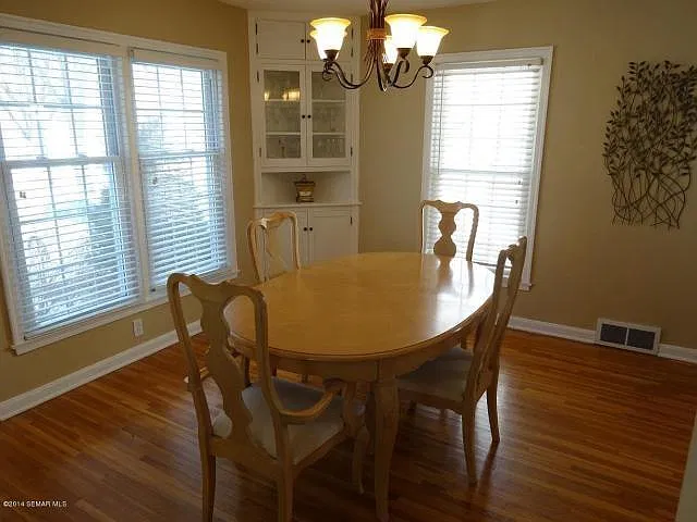 3 bed, $1,800 — Photo 3