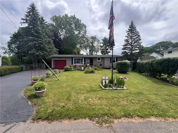 4 Apple Tree Ln, Liverpool, NY 13090