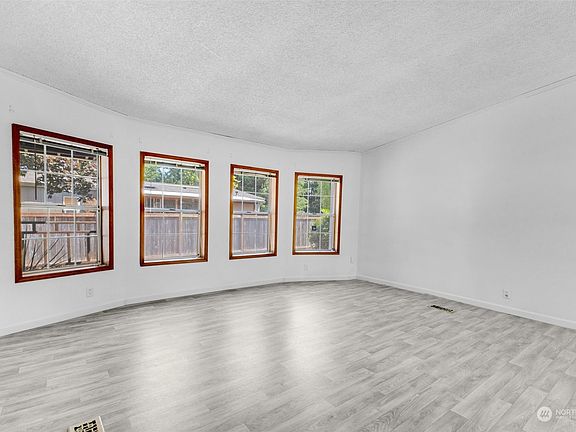 5th image of 8216 195th Street E #103