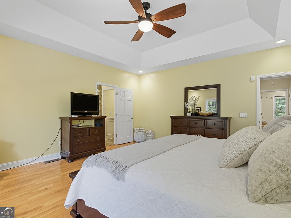 19th image of 1091 Echota Rd