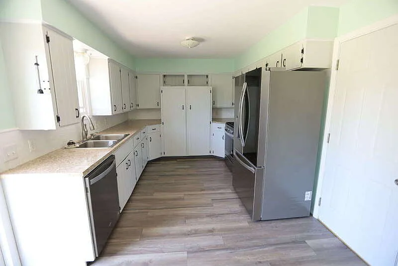 3 bed, 1.0 bath, 1736 sqft, $2,095 — Photo 2