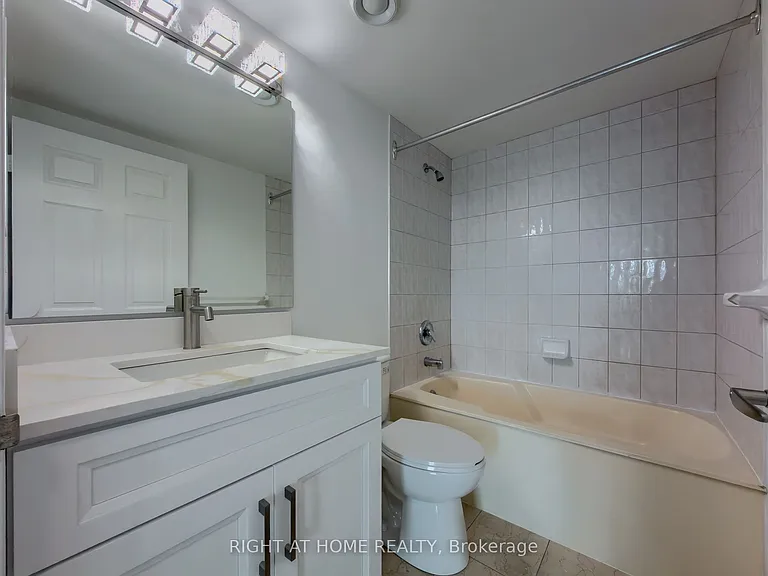8 Lee Centre Dr #1008 — Photo 18