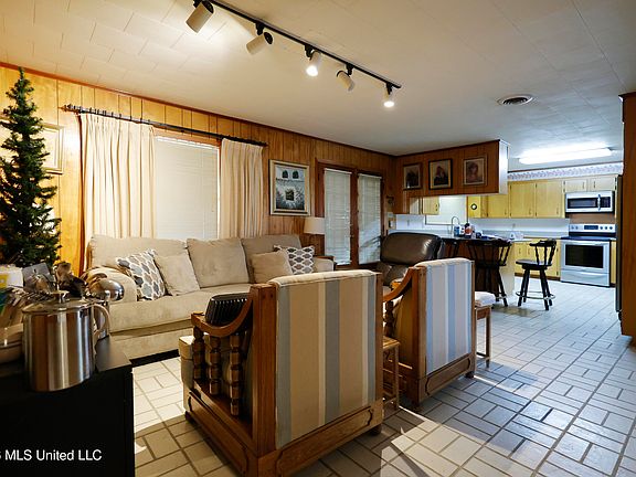 5th image of 201 Sinclair St